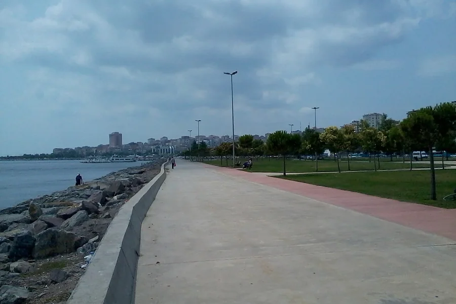 İstanbul Kartal sahilindeki yaya yolu, deniz ve yeşil alan; 2013 tarihli fotoğraf.